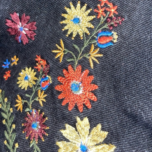 Embroidered Jean Skirt🌼 - Picture 5 of 12